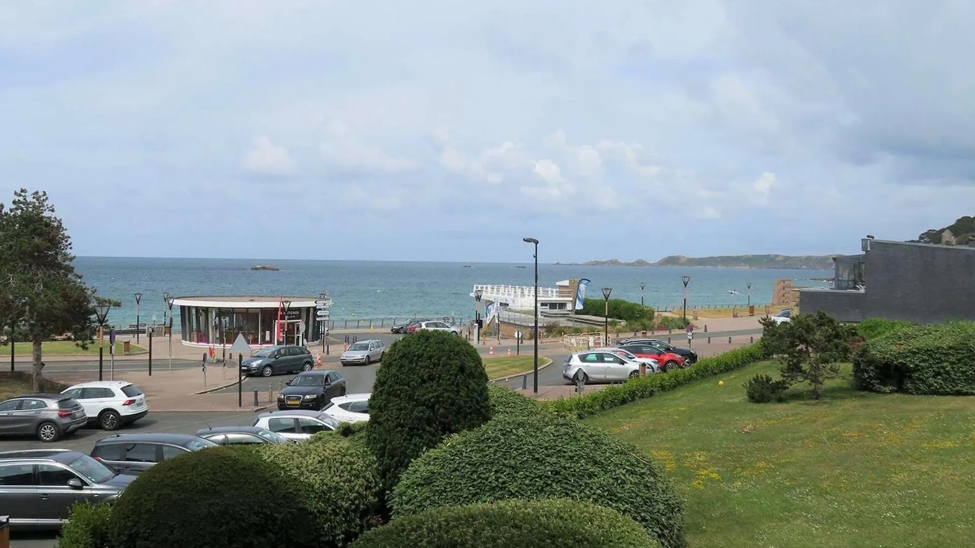 Appartement 3* Avec Terrasse Et Parking, A 2 Pas De La Plage De Trestraou A Perros-Guirec - Fr-1-368-244